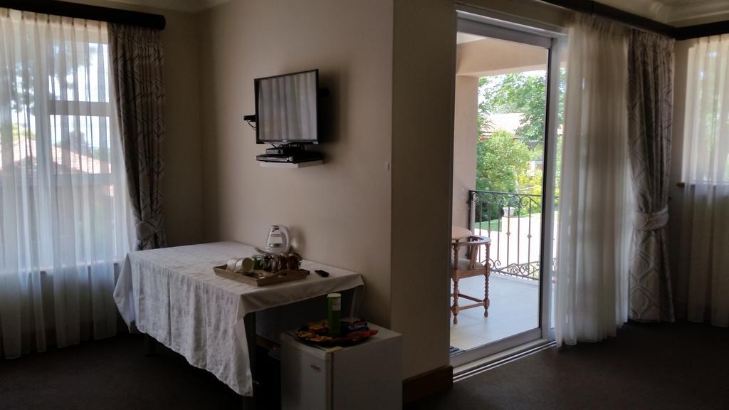6 On Acacia Bed & Breakfast Йоханесбург Екстериор снимка