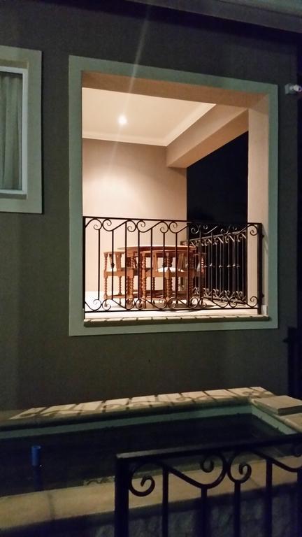 6 On Acacia Bed & Breakfast Йоханесбург Екстериор снимка