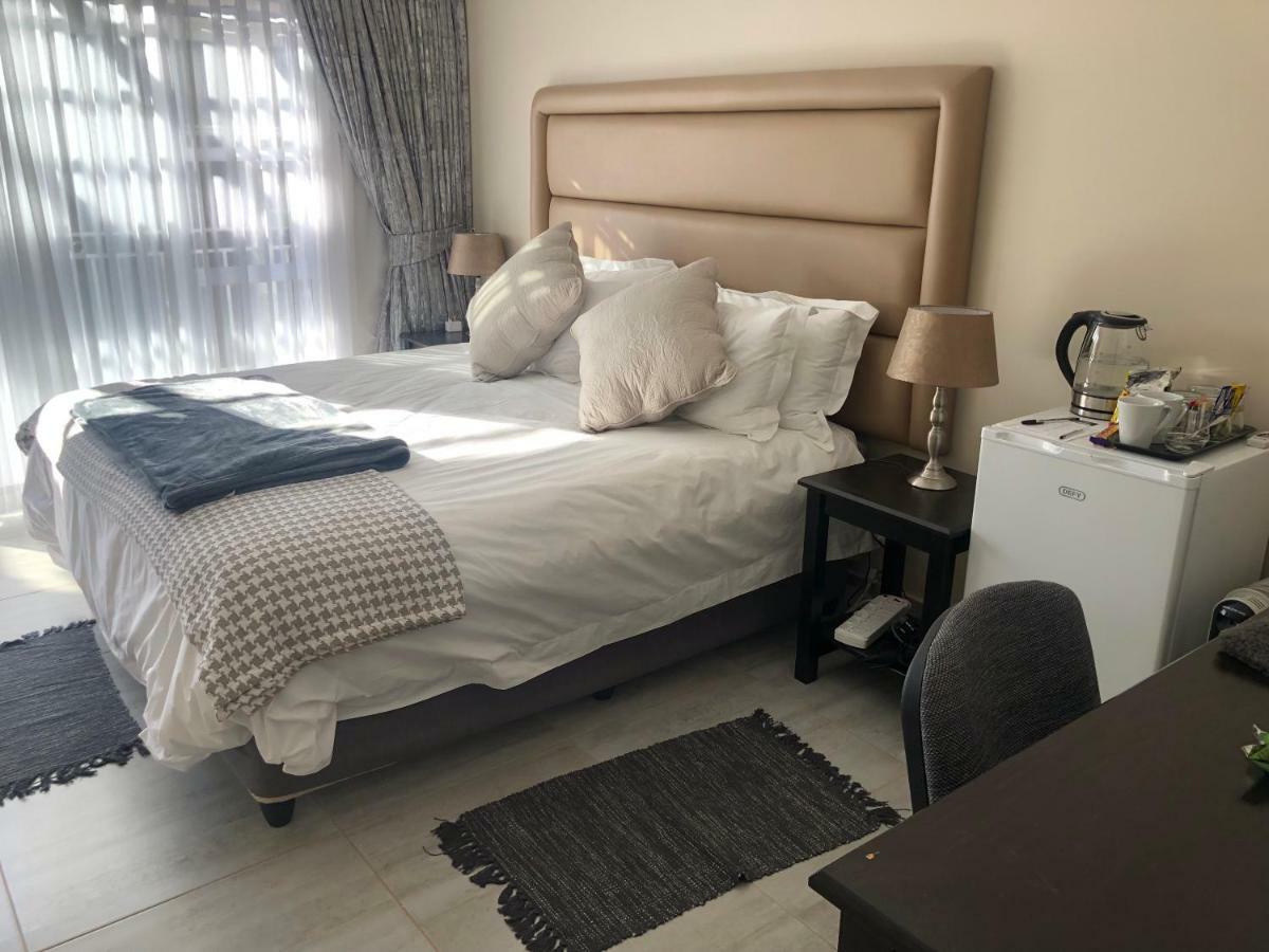 6 On Acacia Bed & Breakfast Йоханесбург Екстериор снимка