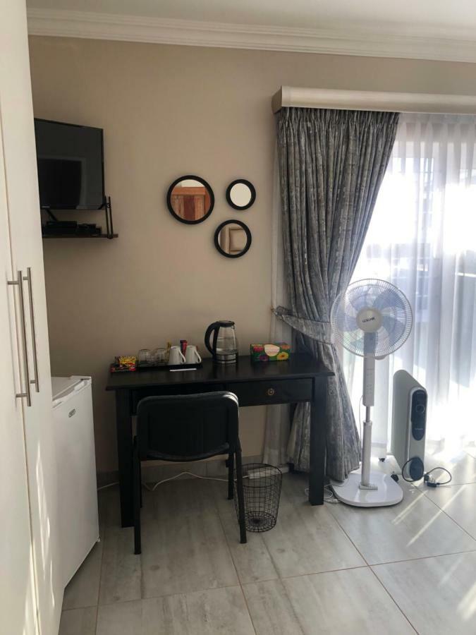 6 On Acacia Bed & Breakfast Йоханесбург Екстериор снимка