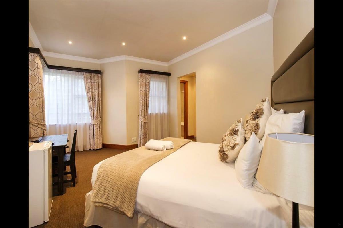 6 On Acacia Bed & Breakfast Йоханесбург Екстериор снимка
